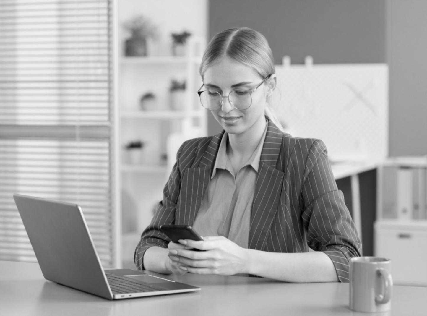 Analyse détaillée de documents financiers sur bureau